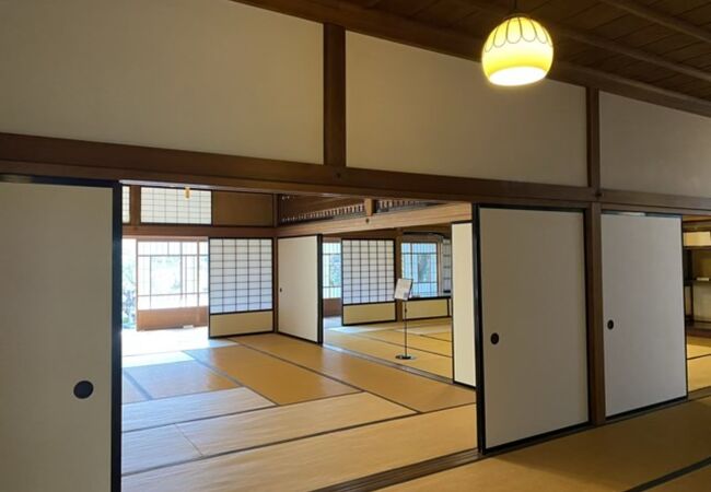 広い畳の部屋が続いていて圧倒される