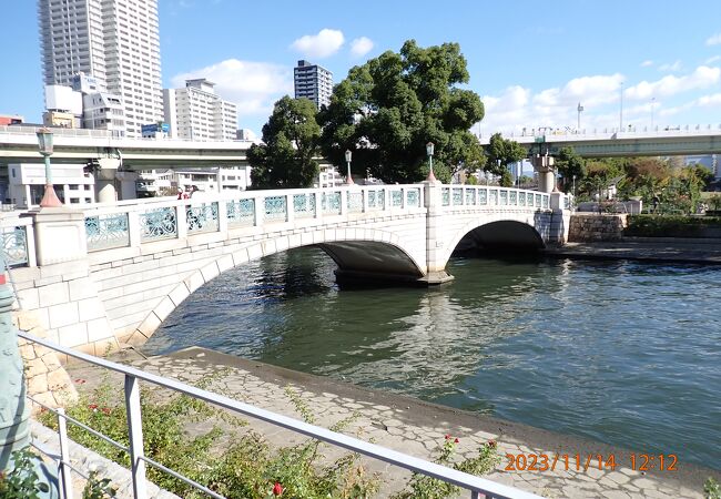 中之島バラ園の東西を結ぶ可愛い橋