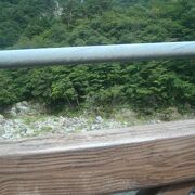 七ツ岩吊橋から見た箒川