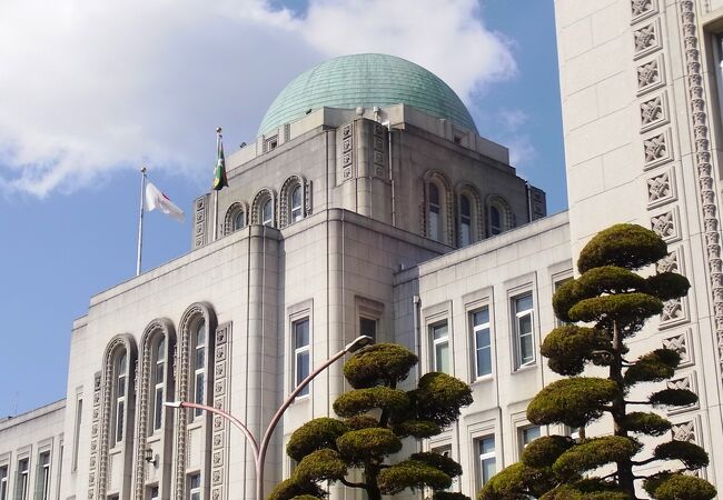 ドーム状塔屋が特徴的な庁舎　～　愛媛県庁舎 本館