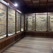 豊臣秀吉ゆかりの貴重な品々が展示されています。なかでも、豊国祭礼図屏風は当時の様子がうかがえます。