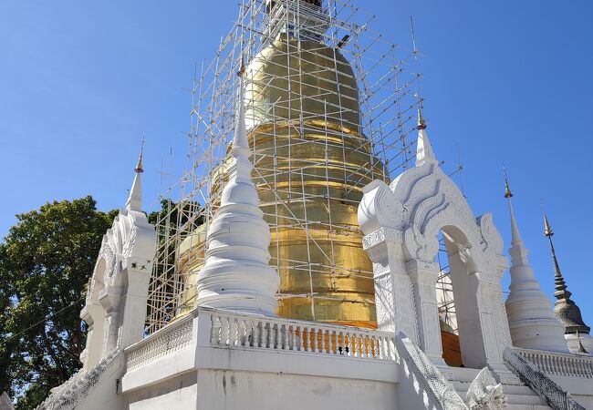 白い仏塔が並ぶ