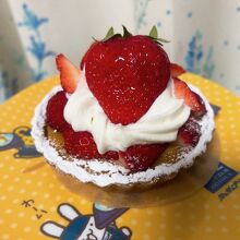 いちごのタルトが990円?!