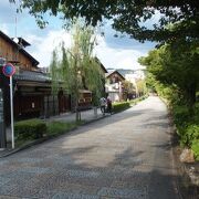 風情ある祇園白川地区を通る