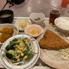 社食のような日替わり定食。メインはアジフライ