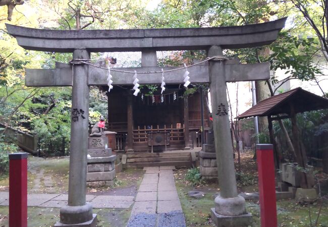 赤坂氷川神社の境内にある