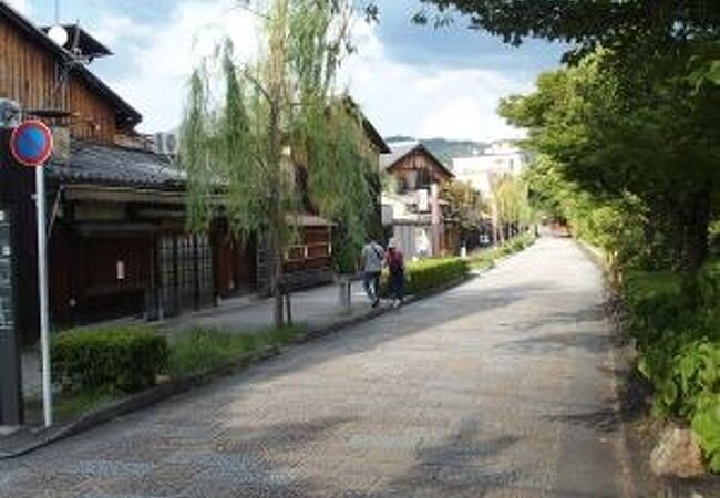 風情ある祇園白川地区を通る