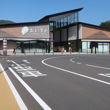 山田湾の大島（オランダ島）と小島をイメージしたという外観です