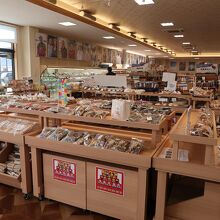 山田周辺の名物が並んだ屋内。海鮮料理店もあります。