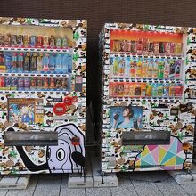≪道の駅 おいすた≫仕様の飲み物自販機が派手！