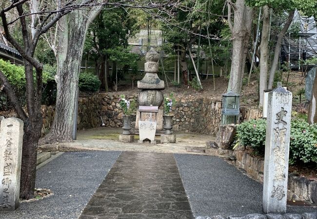 大きな五輪の塔があります。