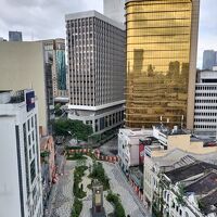 ホテル窓からの眺望。周りは観光地化されてきています。