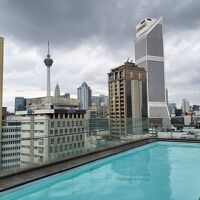 屋上にはプールもあります。