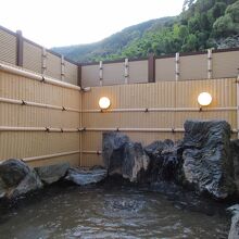 天然温泉で、露天風呂やサウナもあります