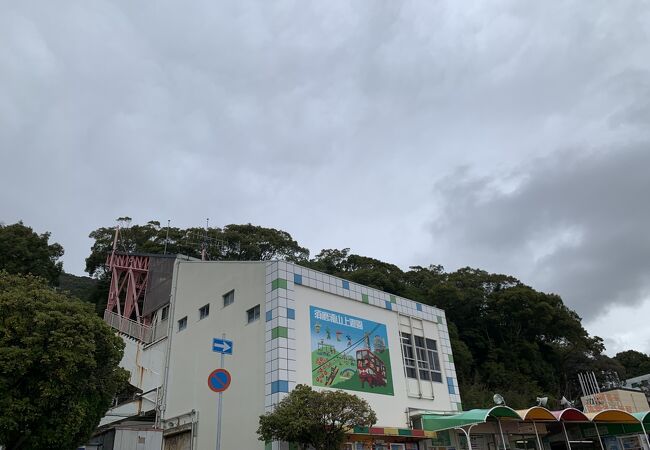 須磨浦山上遊園へのロープウェイに直結しています。