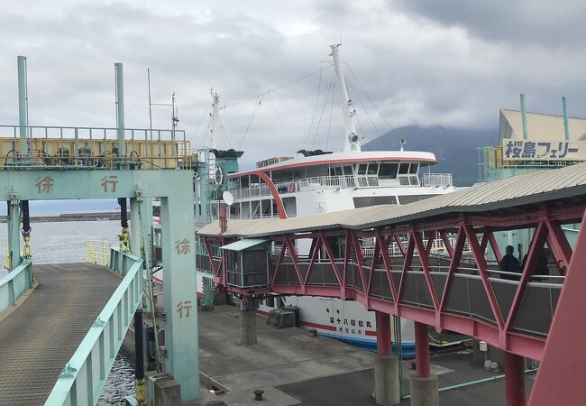 大きなターミナル・乗船案内は矢印にそって行きました