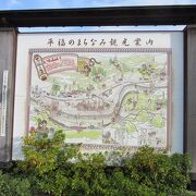 旧街道沿いにある連小窓と千本格子を持つ古い家並みや、佐用川沿いの石垣上の土蔵群が残されています