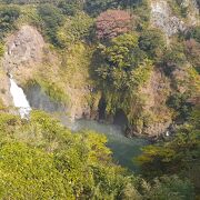 JRならびに南阿蘇鉄道の立野駅から３km程度、黒川沿いに位置する滝