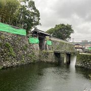 福江港のそばにあります