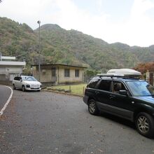 ダム左岸に駐車場有