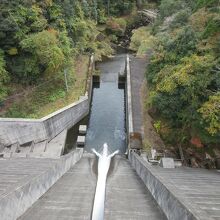 放流水が下部で3方向に割れる姿が美しい 