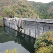 非常用洪水吐は左岸寄りにオフセット配置 