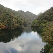 「菅生ダム」によって形成された「明神湖」