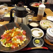 魚◯彩り丼