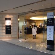 これでも比較的に空いている成田空港第一ターミナルのスターアライアンス系ラウンジ