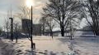 駅の南に広大なガーデン