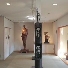 大室高原で活動している彫刻家の重岡建治氏の作品