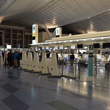 羽田空港チェックインカウンターはHです。