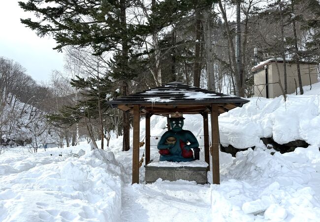 定山渓温泉のシンボル、「かっぱ大王」の像が鎮座