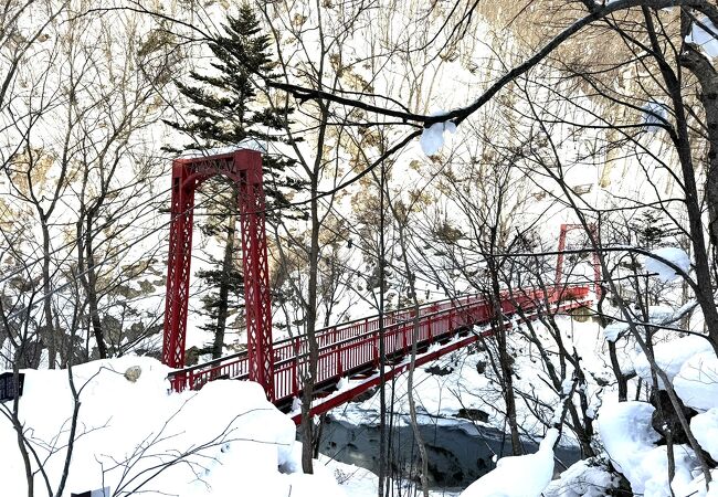 つり橋まで続く川沿いの散策路