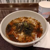 夜泣きそば。部屋で戴くカップ麺も選べます。