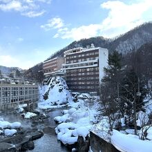 月見橋の上からみた温泉街