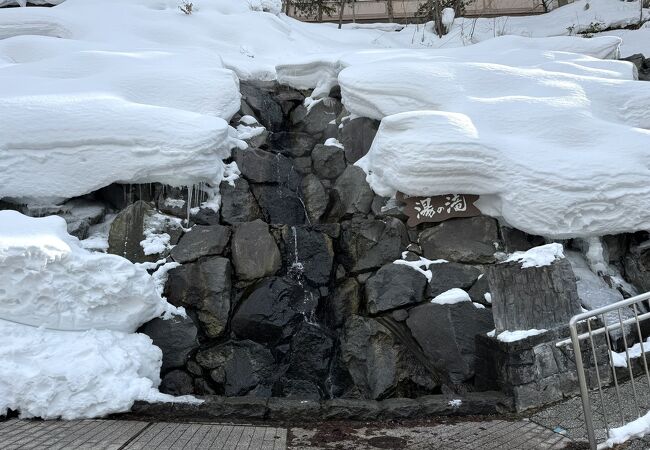 温泉水が流れ落ちる滝