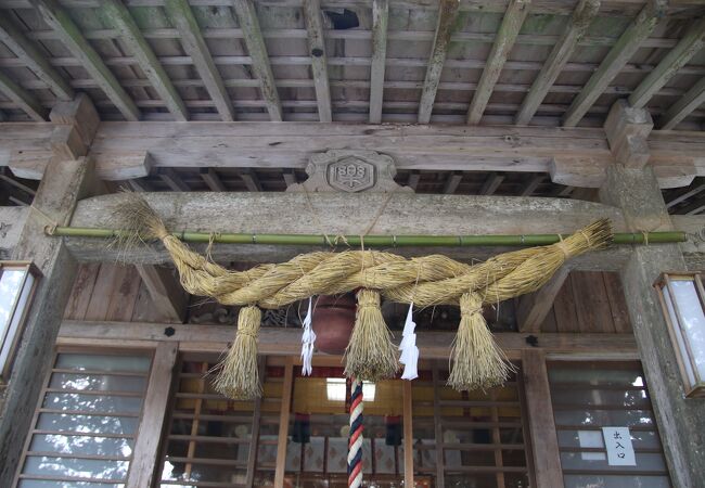 黄色い眼玉の狛犬が出迎えてくれます。樂樂福神社の樂樂は砂鉄を意味したたら製鉄の神様をお祭しています。