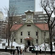 通りの向かい側に展望スポットがある