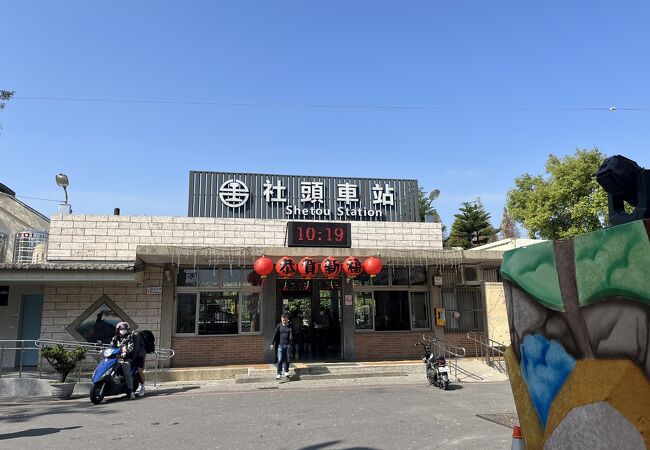 風が心地よいローカル駅