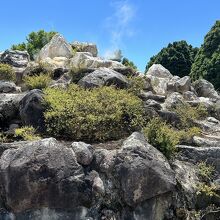 岩の上から煙が。量と場所は刻刻変わります