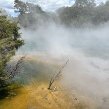 ここは硫黄のオレンジ色