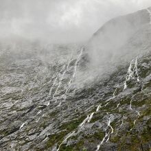 ホーマートンネルを抜けて直ぐの場所で見た、崖を流れる無数の滝