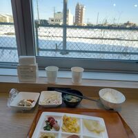 朝食バイキングはこんな感じ。焼きたてパンが美味しいです。