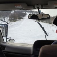 スキー場ゲレンデの急坂を雪上車で駆け上がります！