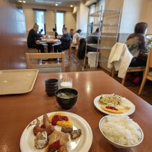 朝食バイキングの様子。