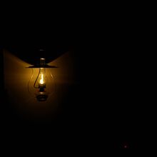 部屋にはランプの宿に由来する、ランプ風照明も。