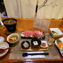 夕食は信州牛メインの食事でボリューム満点。