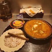 羊の骨を使ったスープカレー。人気店で予約したほうがベター