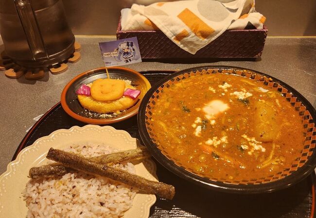 羊の骨を使ったスープカレー。人気店で予約したほうがベター